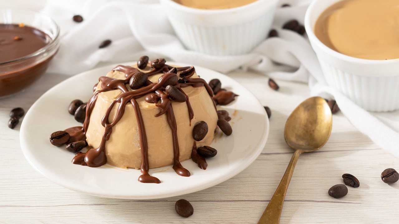 Panna cotta al caffè, la ricetta cremosa e aromatica