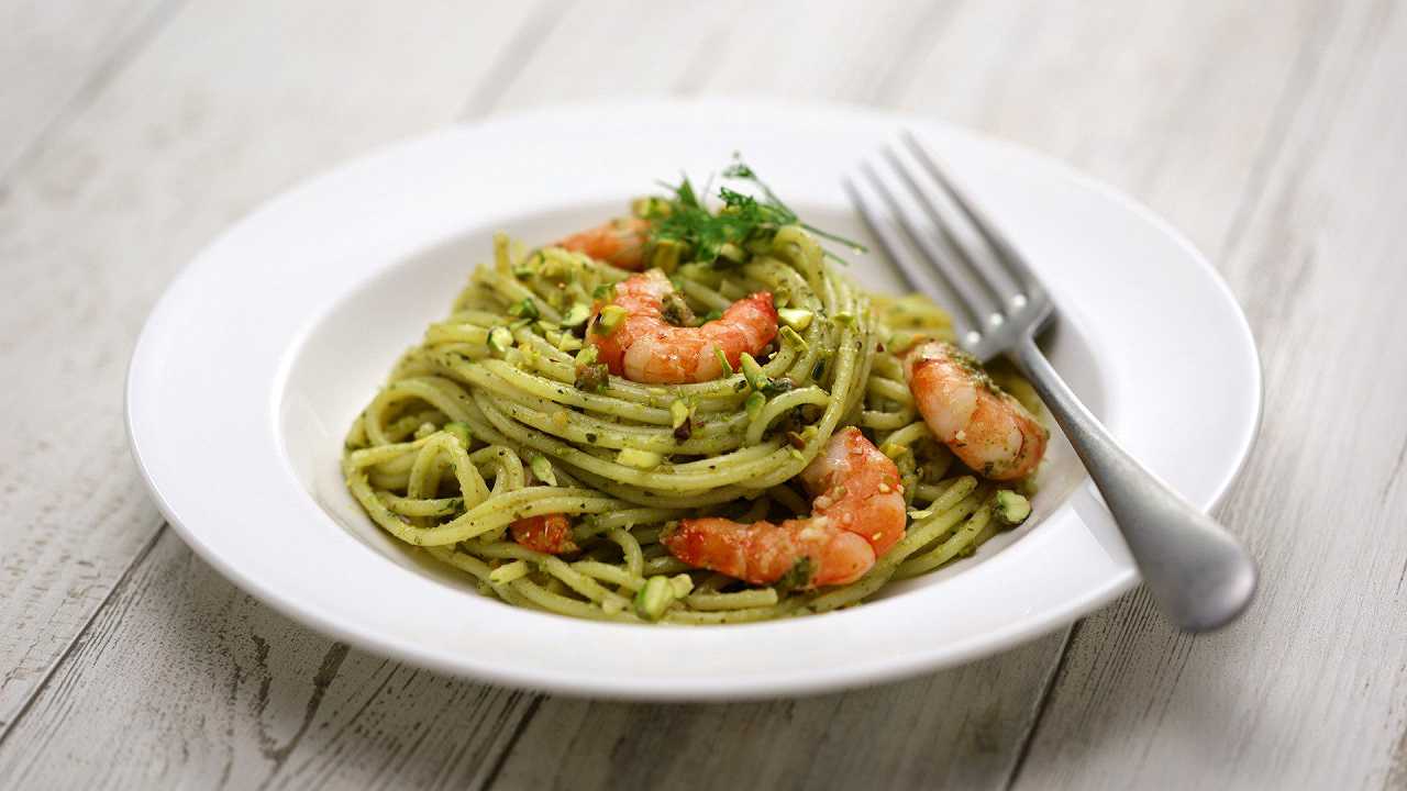 Pasta con pesto di pistacchi e gamberi, una ricetta elegante