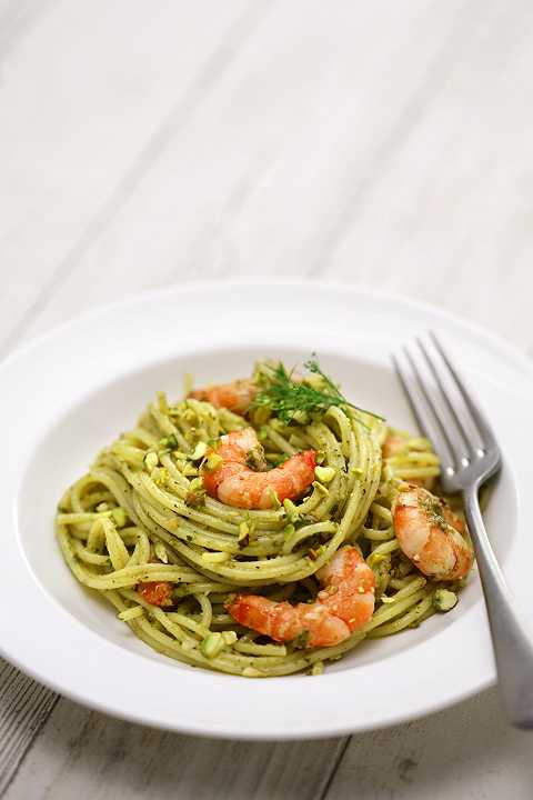 Pasta con pesto di pistacchi e gamberi, una ricetta elegante