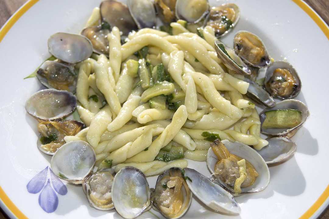 Pasta con vongole e zucchine, la ricetta primaverile di mare e terra