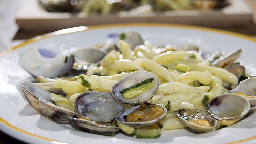 Pasta con vongole e zucchine, la ricetta primaverile di mare e terra