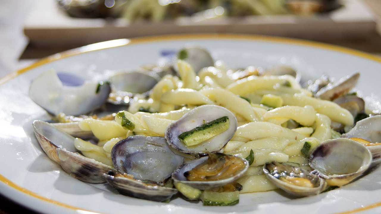 Pasta con vongole e zucchine, la ricetta primaverile di mare e terra
