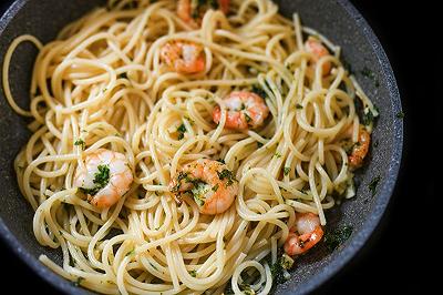Condite gli spaghetti con gamberi e pesto