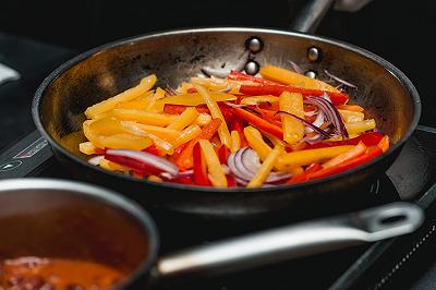 Tagliate e cuocete i peperoni