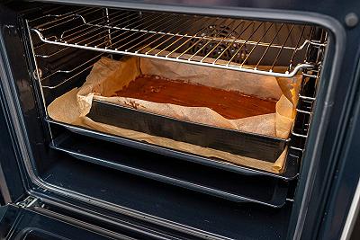Cuocete il plumcake al cioccolato nel forno