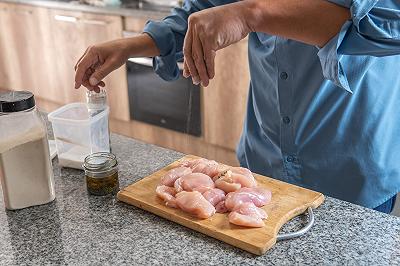 Tagliate e condite il pollo