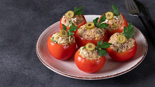 Pomodori ripieni di tonno, una ricetta estiva e molto veloce