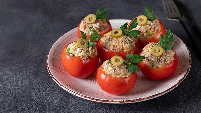 Pomodori ripieni di tonno, una ricetta estiva e molto veloce