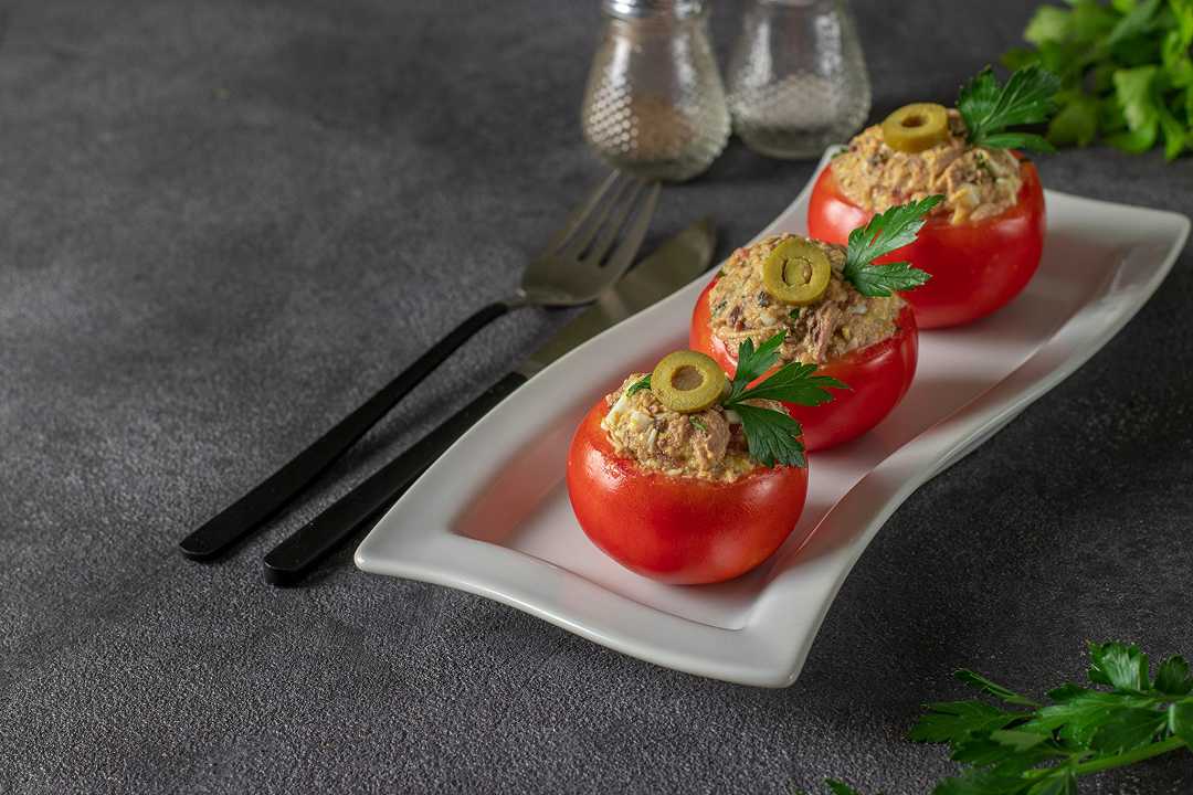 Pomodori ripieni di tonno, una ricetta estiva e molto veloce