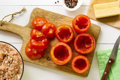 Lavate e svuotate i pomodori