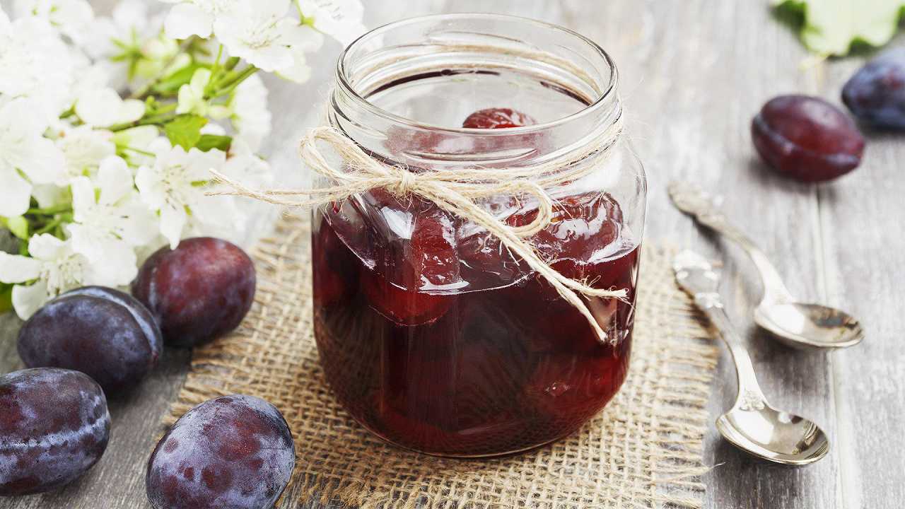 Prugne sciroppate, la ricetta per conservarle tutto l’anno