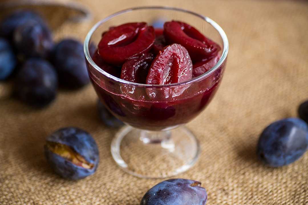 Prugne sciroppate, la ricetta per conservarle tutto l’anno