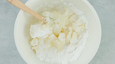 Mescolate la ricotta con lo zucchero