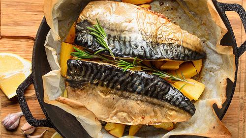 Sgombro al forno con patate, la ricetta semplice per mangiare più Omega 3