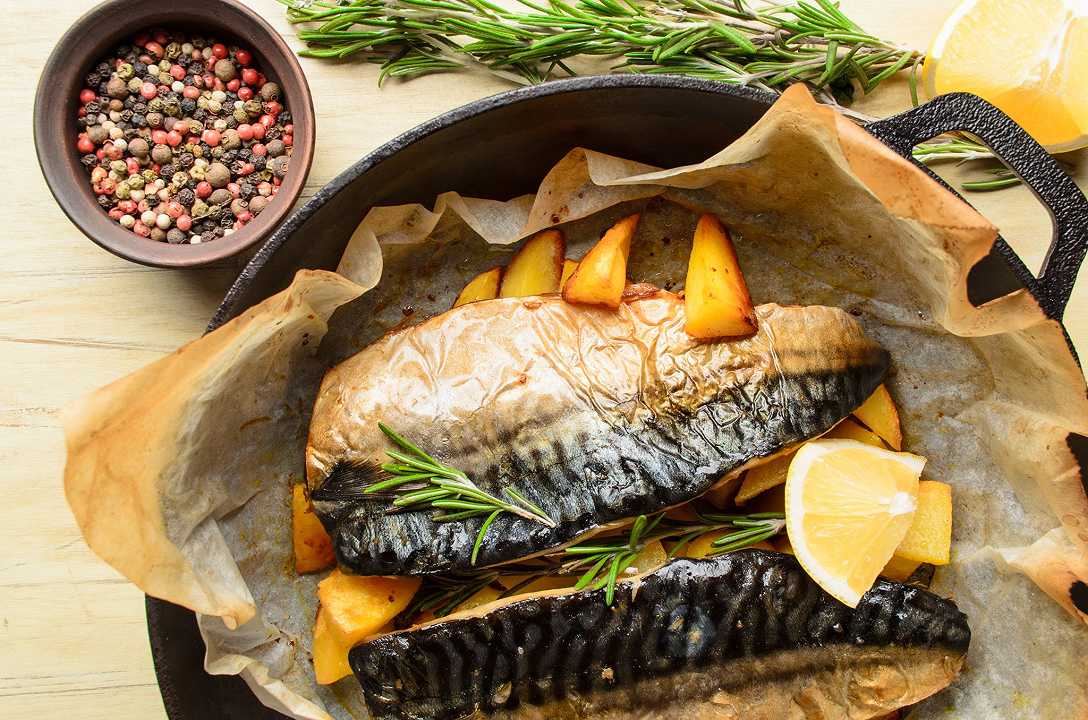 Sgombro al forno con patate, la ricetta semplice per mangiare più Omega 3