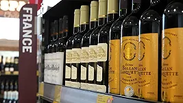 I viticoltori francesi furiosi contro Lidl: “a questo punto date il vino gratis”