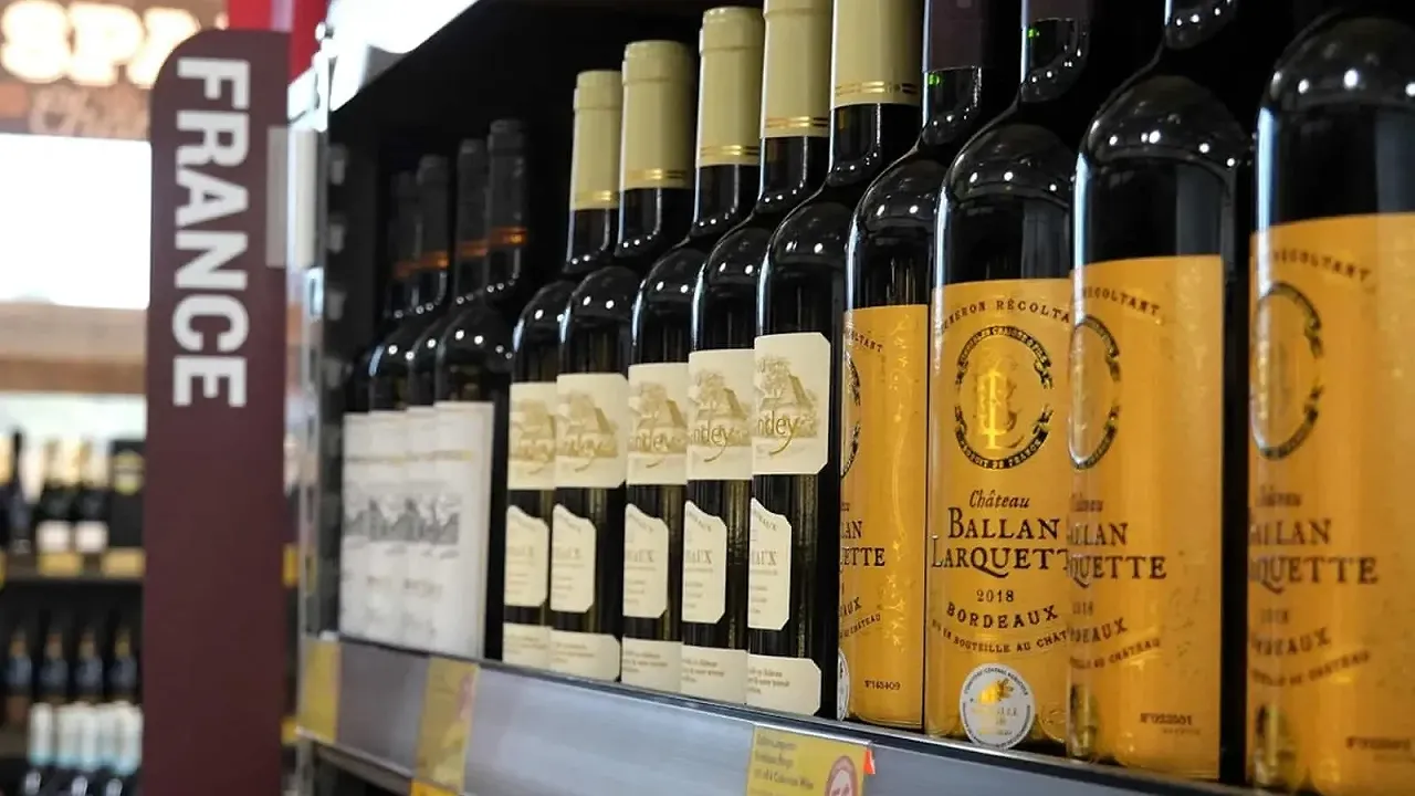 I viticoltori francesi furiosi contro Lidl: “a questo punto date il vino gratis”