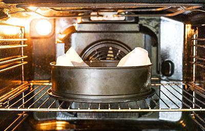 Cuocete la torta in forno
