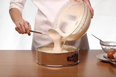 Versate la torta sabbiosa nello stampo