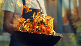 Se guardare gli altri mangiare ci fa diventare obesi: le implicazioni di un nuovo studio