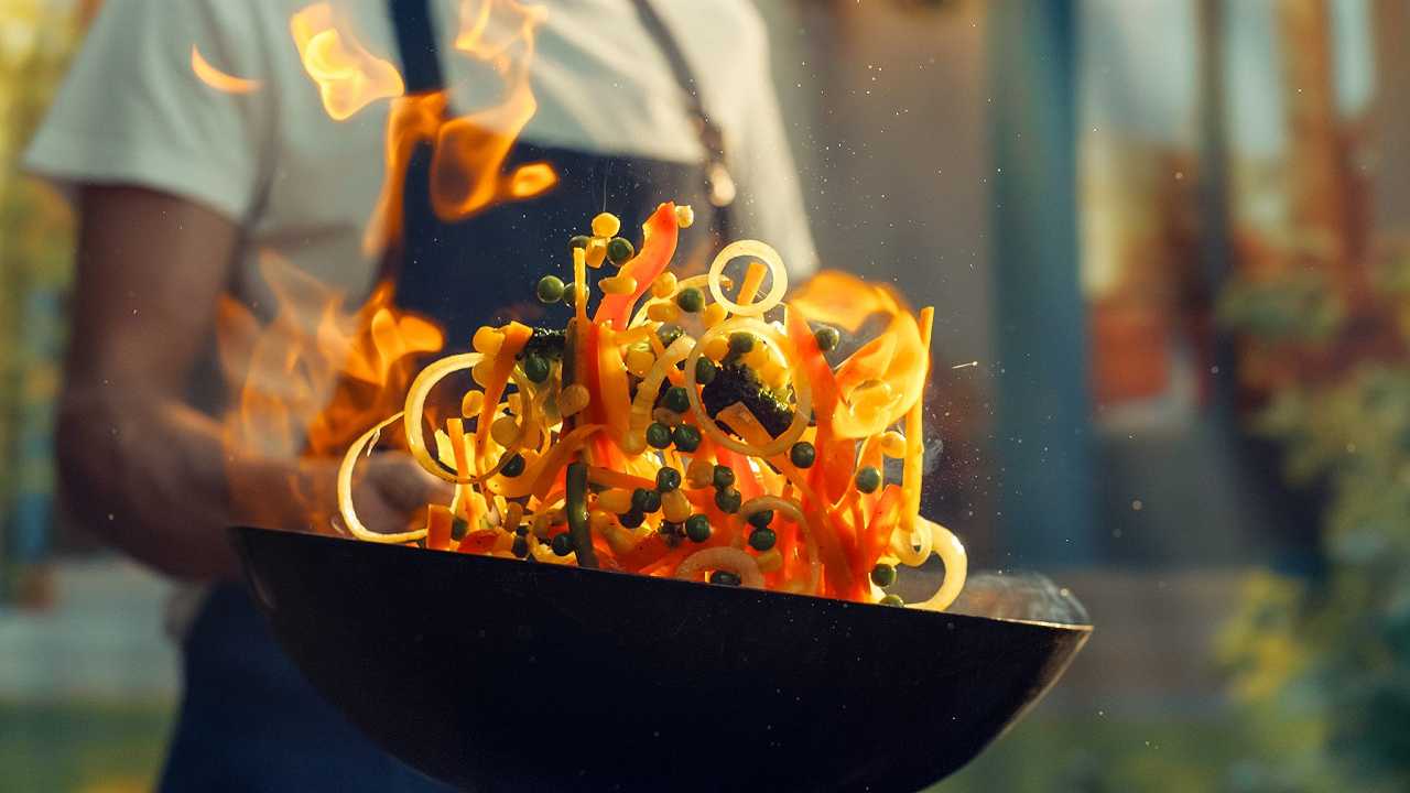 Se guardare gli altri mangiare ci fa diventare obesi: le implicazioni di un nuovo studio