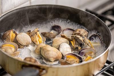 Aprite le vongole in padella