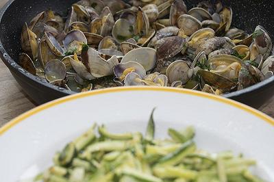 Saltate la pasta con vongole e zucchine