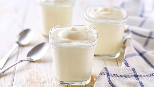 Crema allo yogurt, la ricetta senza cottura utile anche per farcire torte