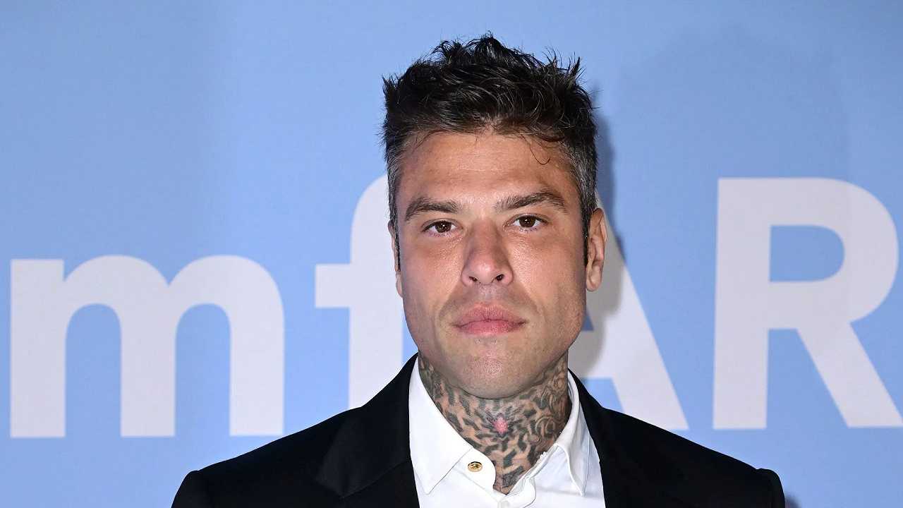 Calmi: Fedez ha chiesto verdure e vino bio, mica caviale e Champagne