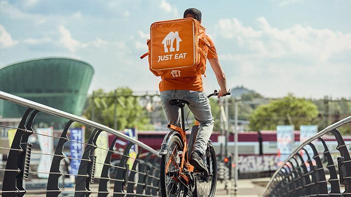 A Londra vietato l’ingresso ai rider negli appartamenti di lusso: è l’inizio di un trend?