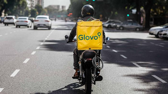 Glovo condannata in tribunale per le consegne estive