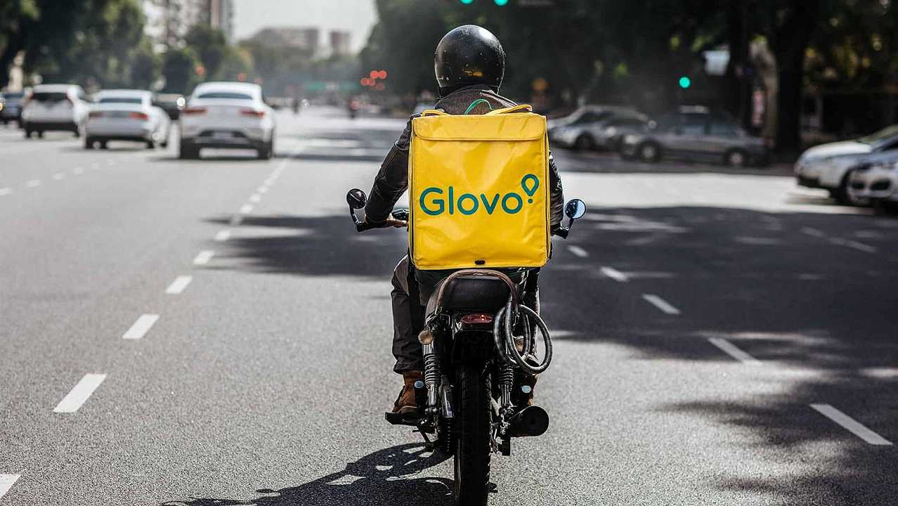 Glovo condannata in tribunale per le consegne estive