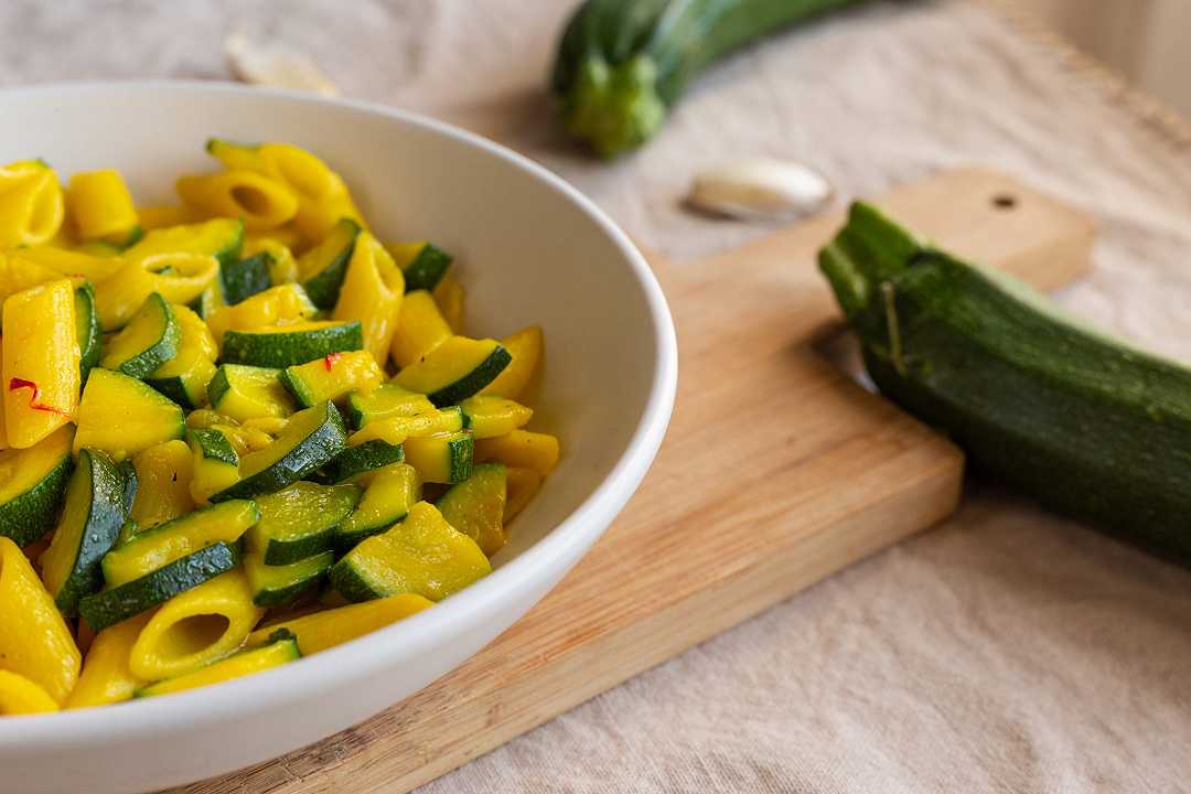 Pasta con zucchine e zafferano, la ricetta per farla cremosa