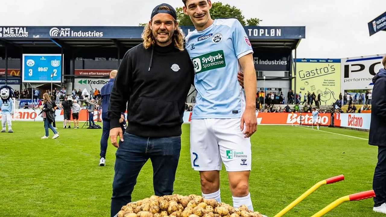 Calciatore festeggia il premio di migliore in campo con 55 kg di patate