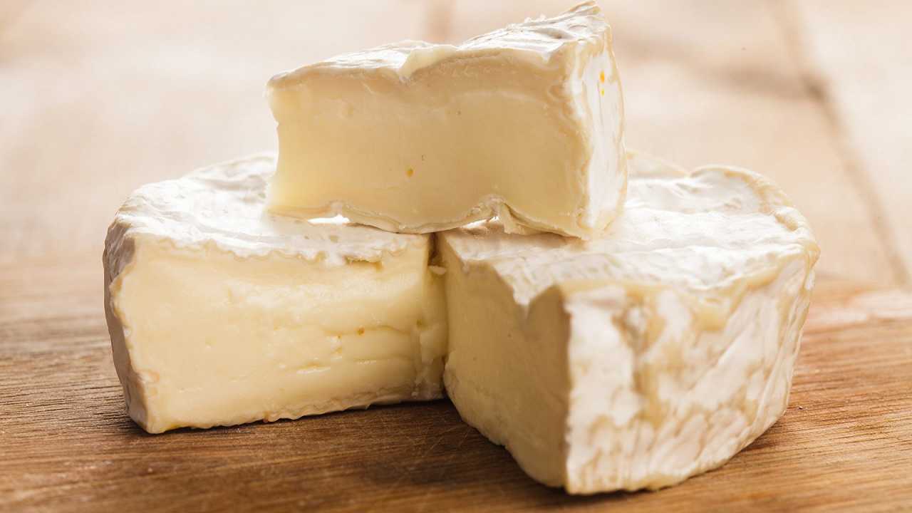 Richiamo senza precedenti di formaggi francesi per la listeriosi