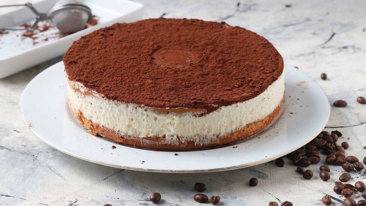 Cheesecake tiramisù, la ricetta senza cottura del dessert fusion