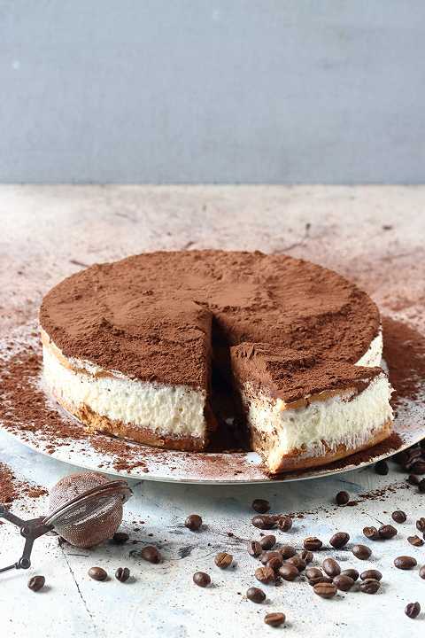 Cheesecake tiramisù, la ricetta senza cottura del dessert fusion