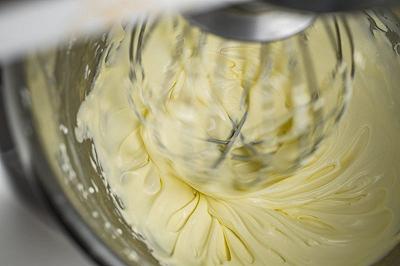 Sciogliete la gelatina e mescolate a zucchero e mascarpone