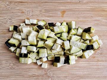 Lavate e tagliate le melanzane