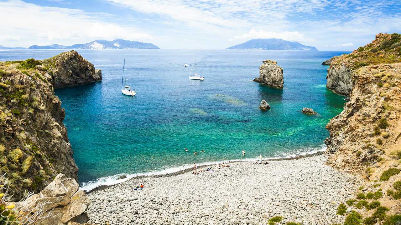 Alle Eolie un pacco di biscotti costa 6 euro: emergenza o speculazione?