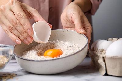 Impastate farina, uova e olio