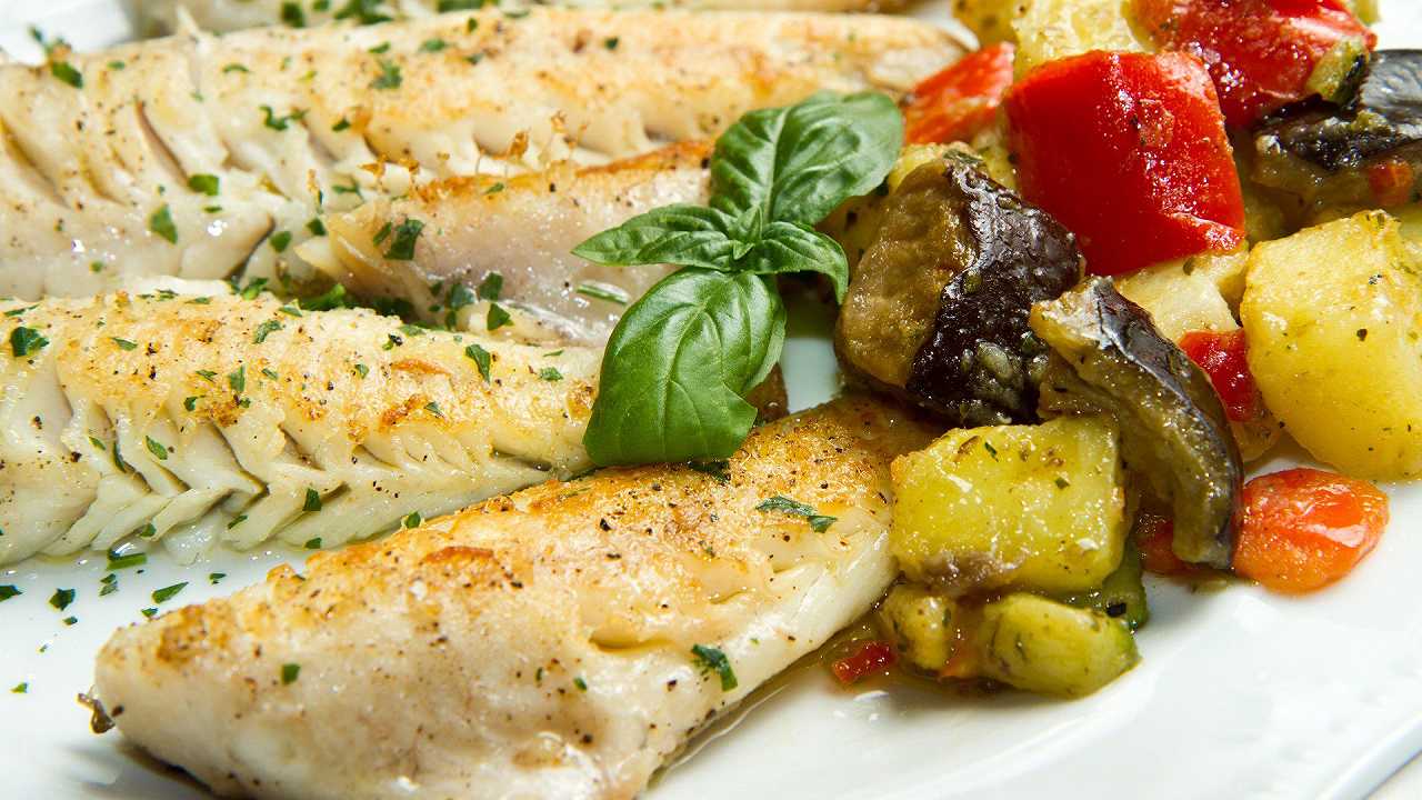 Filetti di platessa alla mugnaia, la ricetta in padella al burro e limone