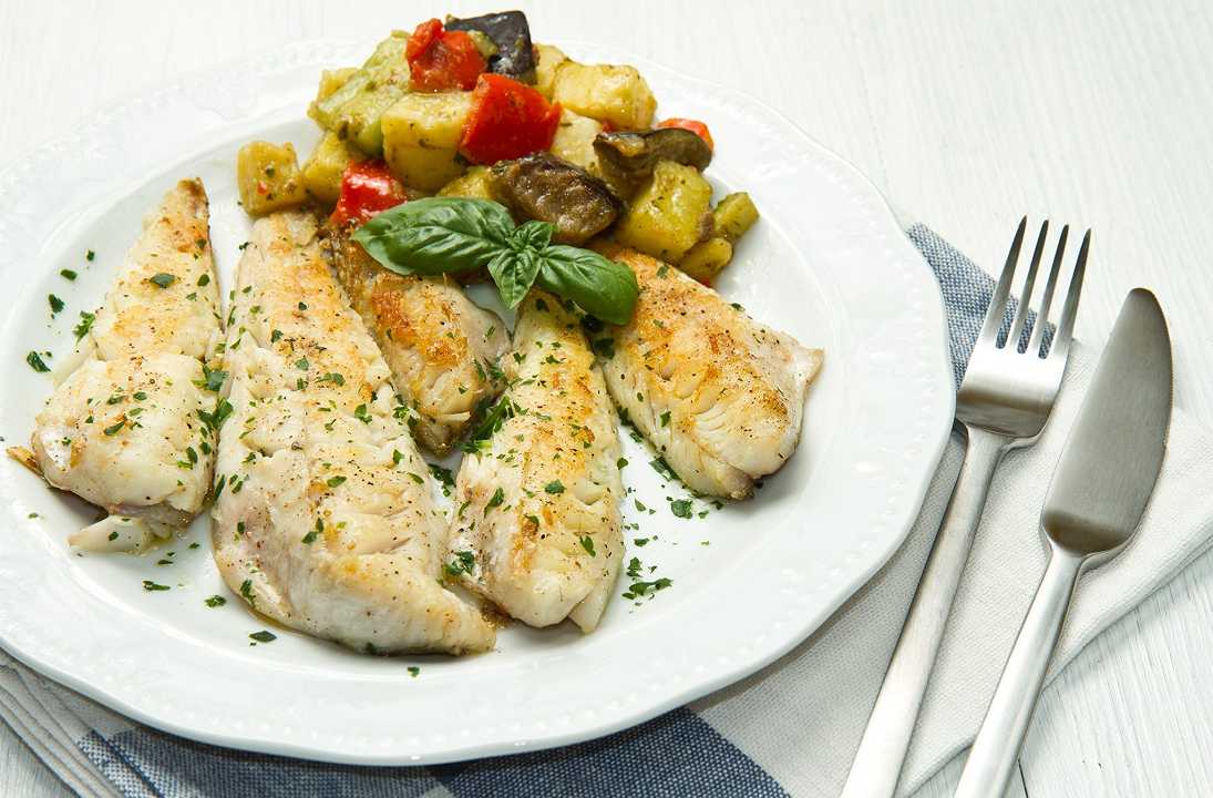 Filetti di platessa alla mugnaia, la ricetta in padella al burro e limone