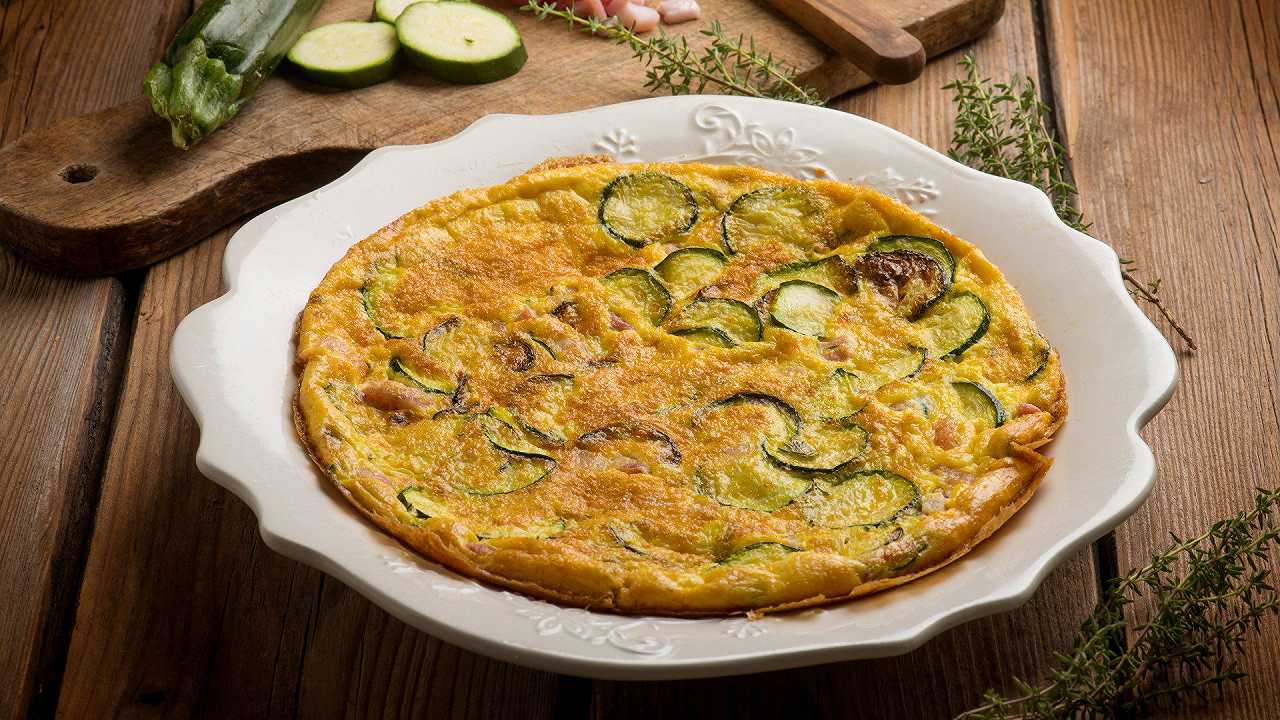 Frittata di zucchine, la ricetta per farla morbida in padella
