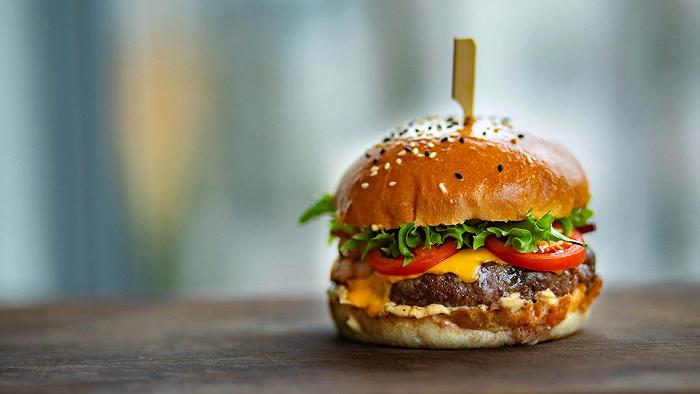 Chissà se Donald Trump si aspettava che i dazi avrebbero messo in crisi i suoi adorati fast food