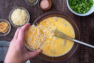 Mescolate la quinoa e gli altri ingredienti