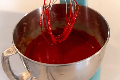 Aggiungete il colorante rosso