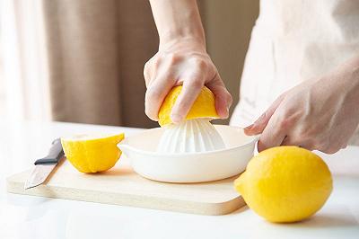 Spremete il limone e grattugiate la scorza