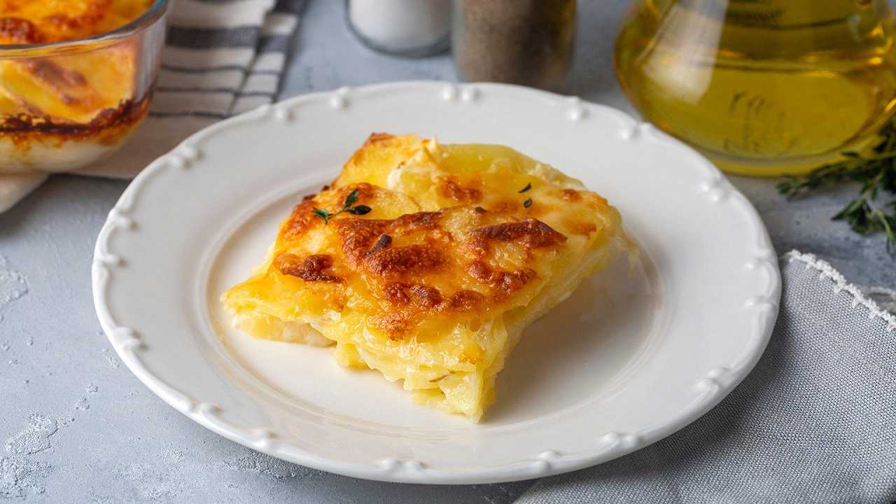 Millefoglie di patate, la ricetta al forno con la crosticina croccante