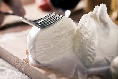 Tagliate e scolate la mozzarella